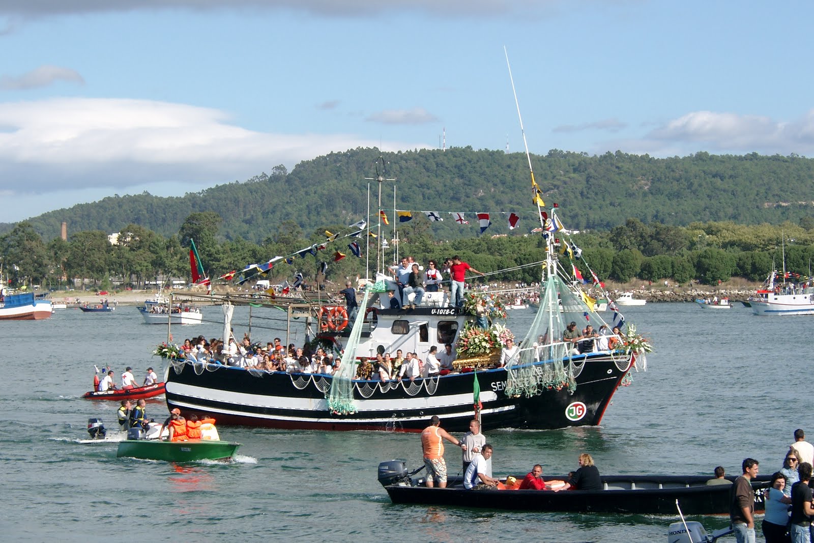 [Procissão_do_Mar_2007-08.JPG]