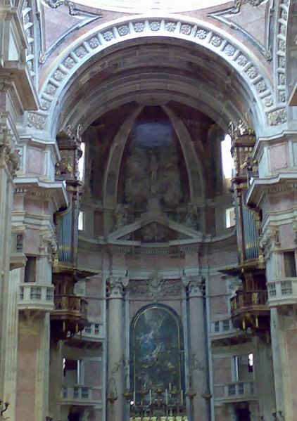 [A+Mafra+altar+basil.jpg]