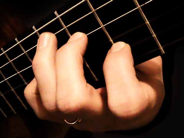 Игра гитаре левой рукой. Левая рука на гитаре. Пальцы на гитаре. Пальцы на грифе гитары.