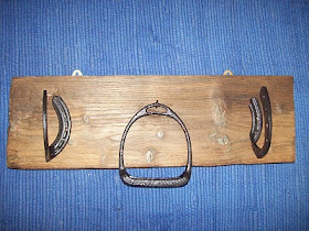 El Fogón - Artesanías en madera rústica y hierro- Uruguay - Flores: 017- Perchero rústico con herraduras y