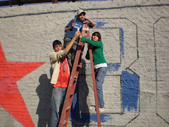 Los pibes y las pibas "del Maradona" pintando el mural