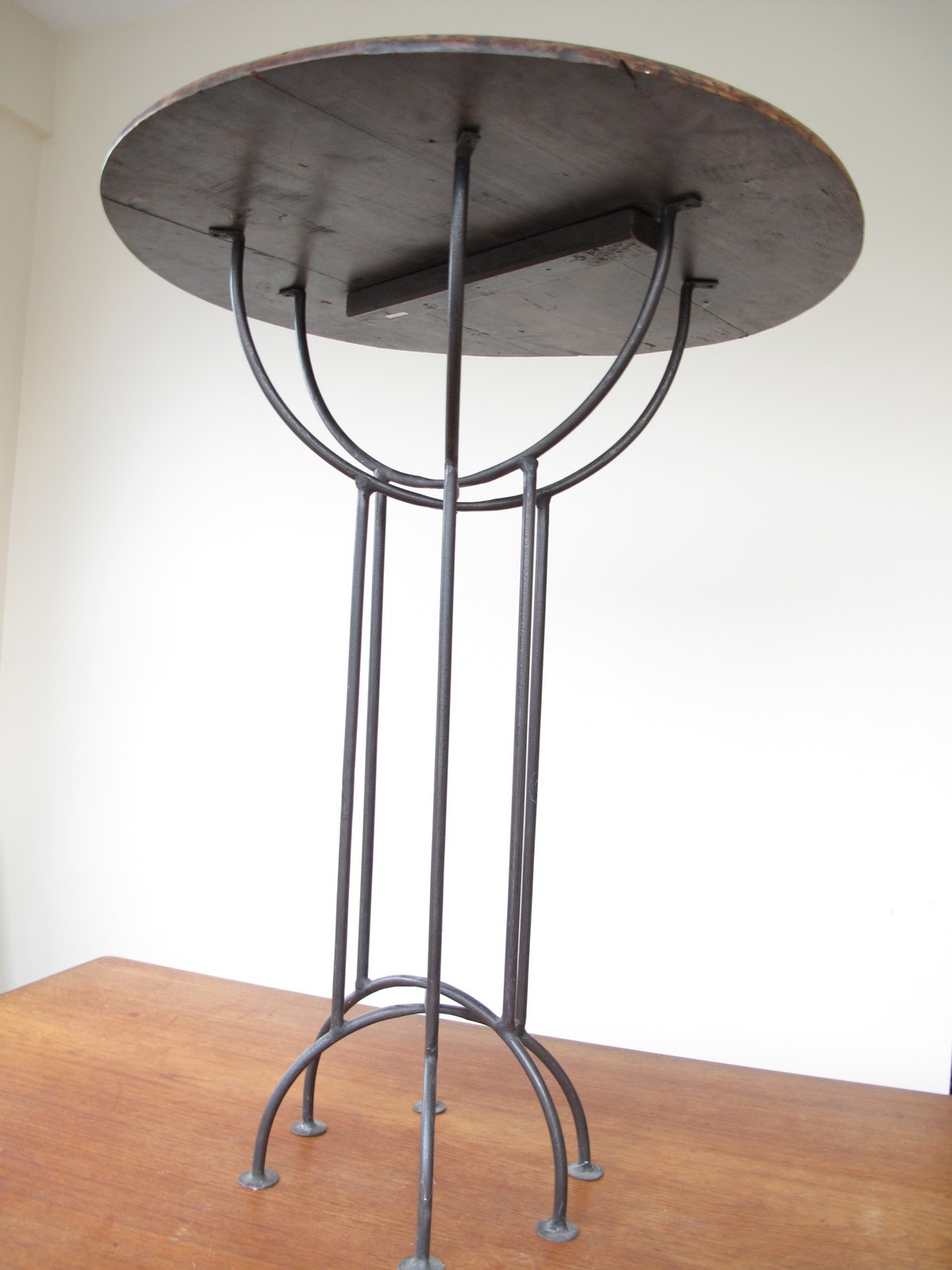 the furniture blog Side table / Plant stand
