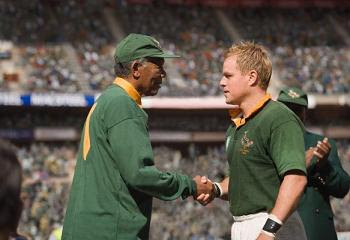filme invictus morgan freeman mandela cumprimentando matt damon time rugby