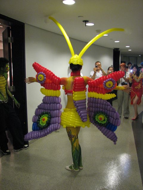 [balloon_dresses_08.jpg]