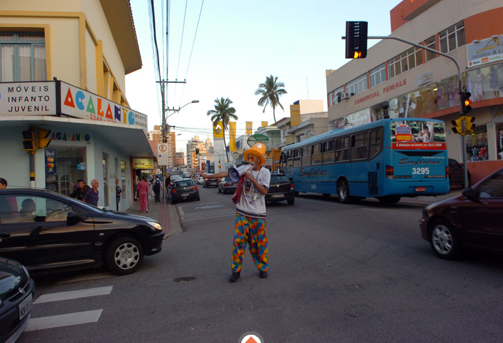 [palhaco_transito_florianopolis3.PNG]