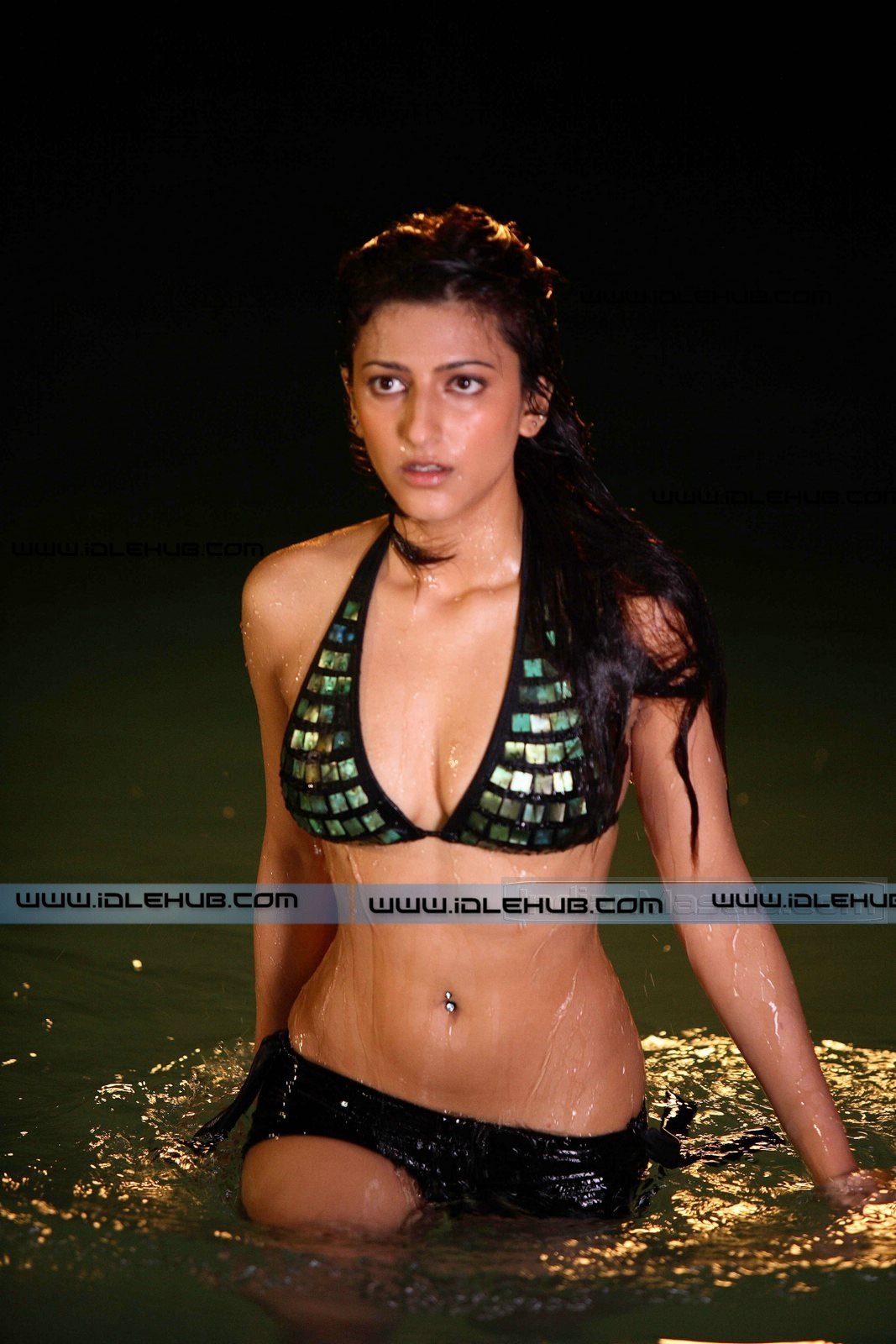 Shruti Haasan Bikini Show In Her Debut Film Luck