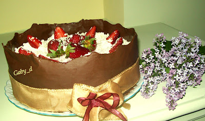 Tort aniversar cu ciocolata si capsuni