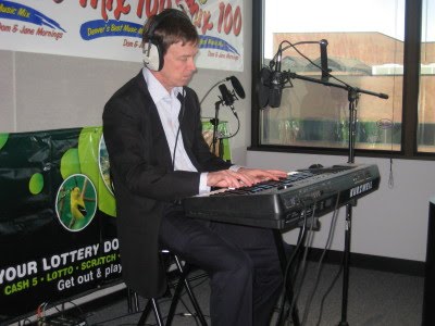 [Mayor+H+on+keyboard.jpg]