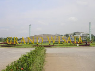 Rumah adat di Grand Wisata Bekasi