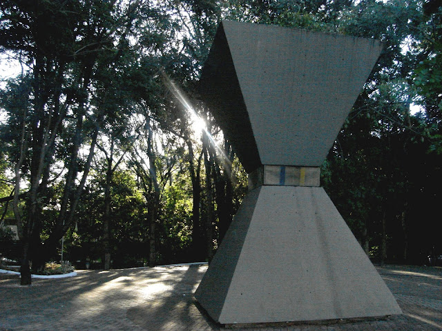 Obra do artista goiano Siron Franco dentro do Bosque dos Buritís - Monumento à Paz Mundial