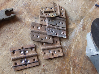 Ventana a lo escultórico: Las ventanas pequeñas,requieren bisagras pequeñas