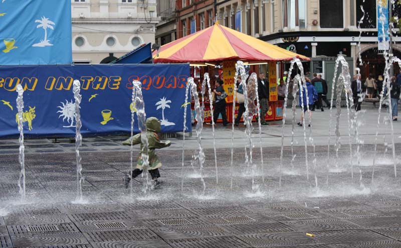 [fun+in+the+square.jpg]