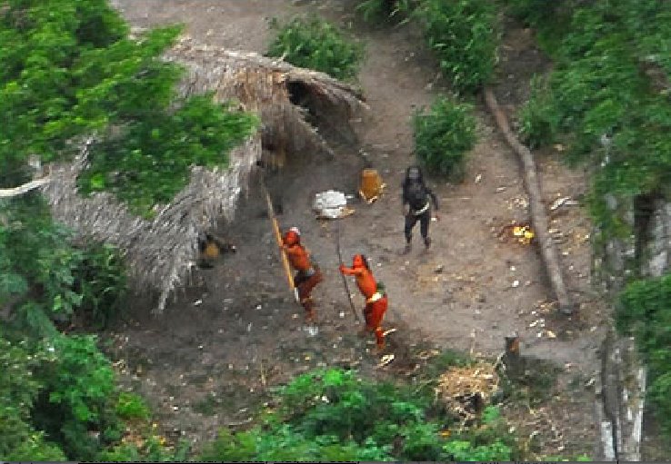 Découverte en Amazonie une tribu vivant encore à l'âge de la pierre, sans aucun contact moderne.
