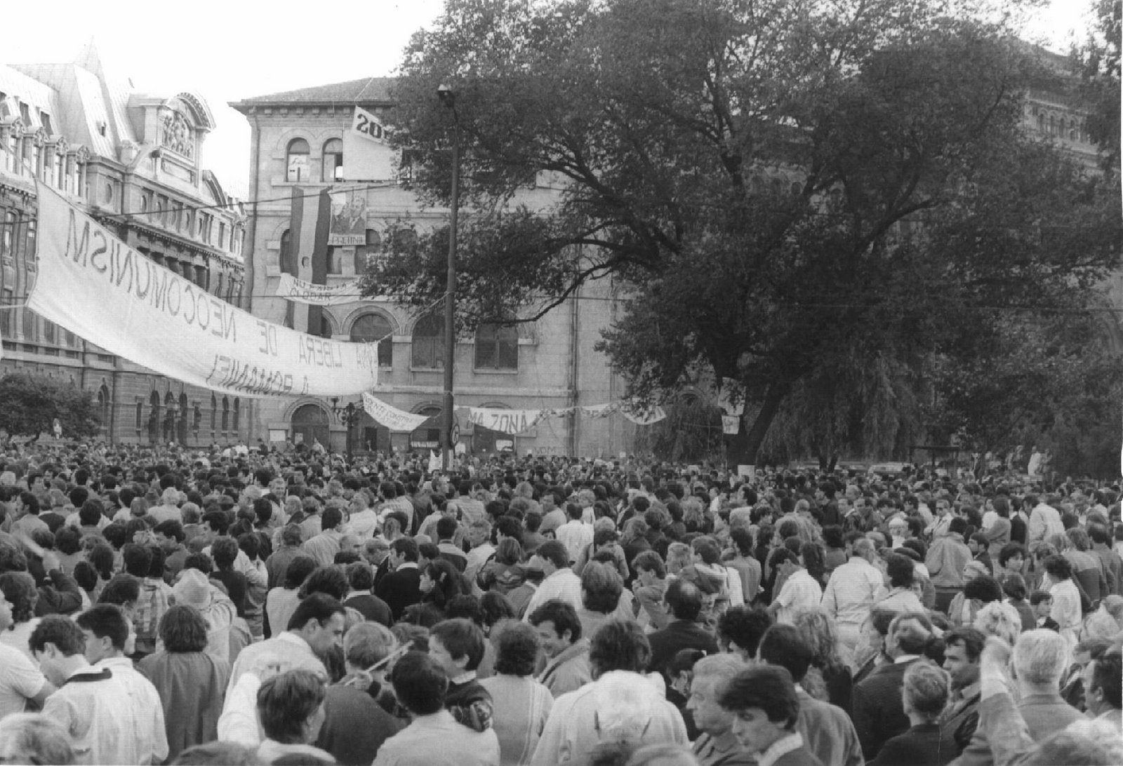 [Piata+Universitatii+1990.JPG]