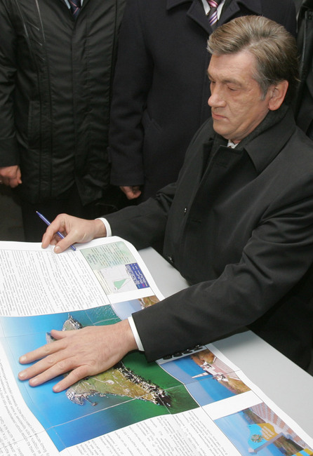 [iuscenko+cu+harta+insula+serpilor.jpg]