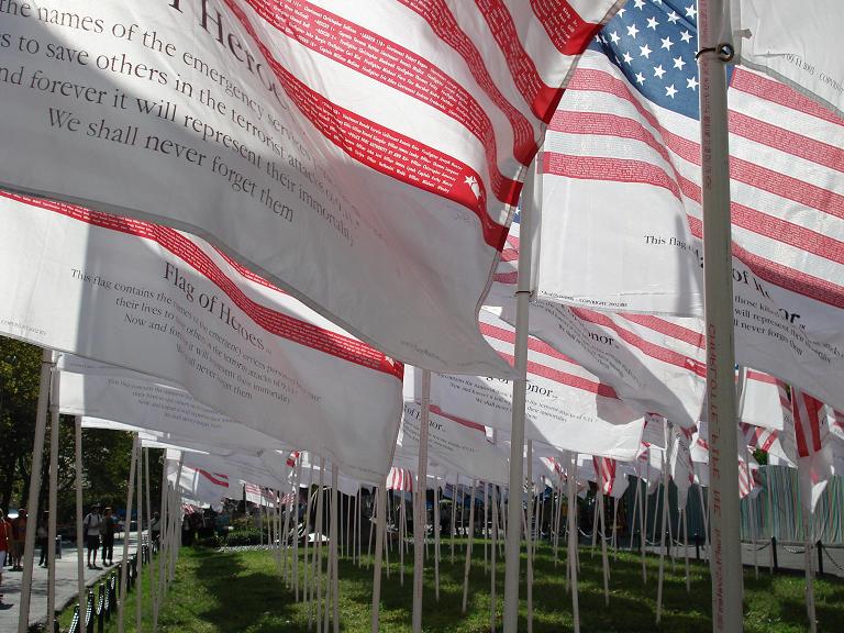 [steaguri+new+york+comemorare+911.JPG]