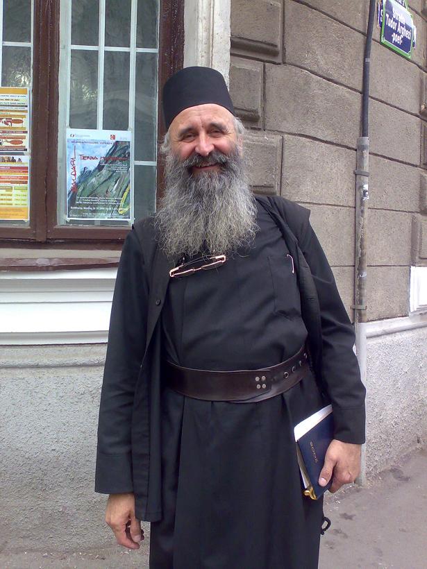 [Parintele+Victorin.jpg]