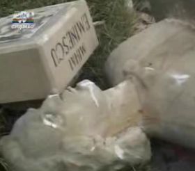 [Mihai+Eminescu+profanat+la+Chisinau+atac+la+Romania.jpg]