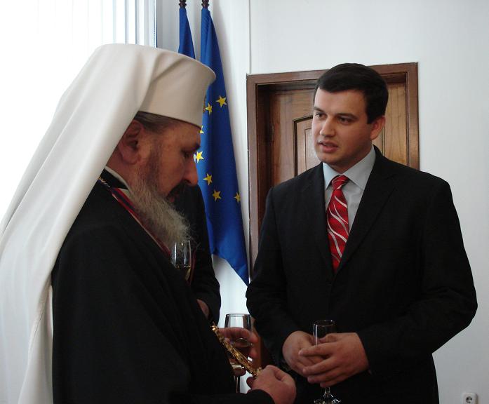 [Mitropolitul+Basarabiei+Petru+si+Eugen+Tomac+Basarabia.JPG]