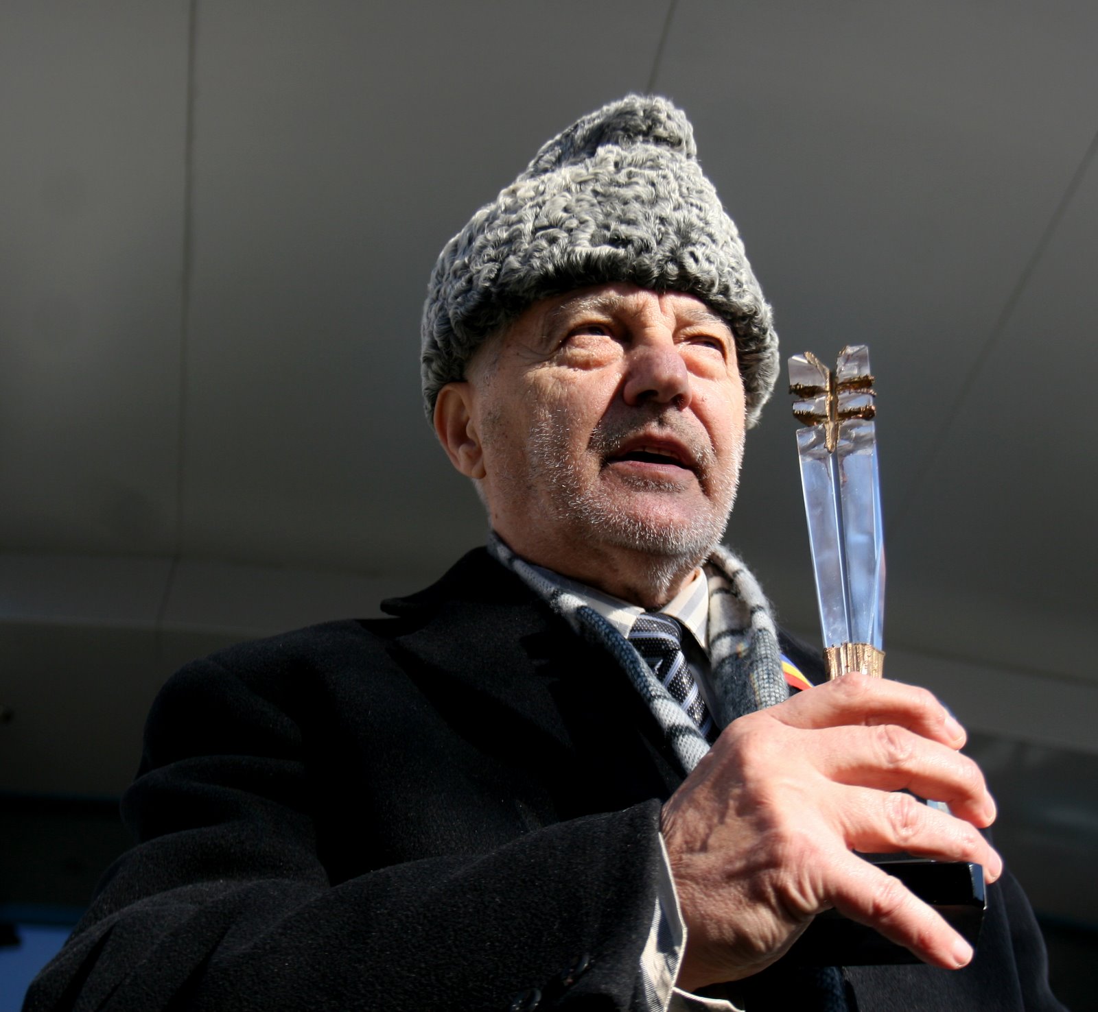 [Georgescu+Iliescu-KGB+Roncea.jpg]