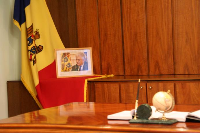 [Voronin+icoana+lui+Stratan+4.JPG]