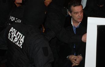 [Gigi+Becali+pus+in+catuse+nevinovat.JPG]