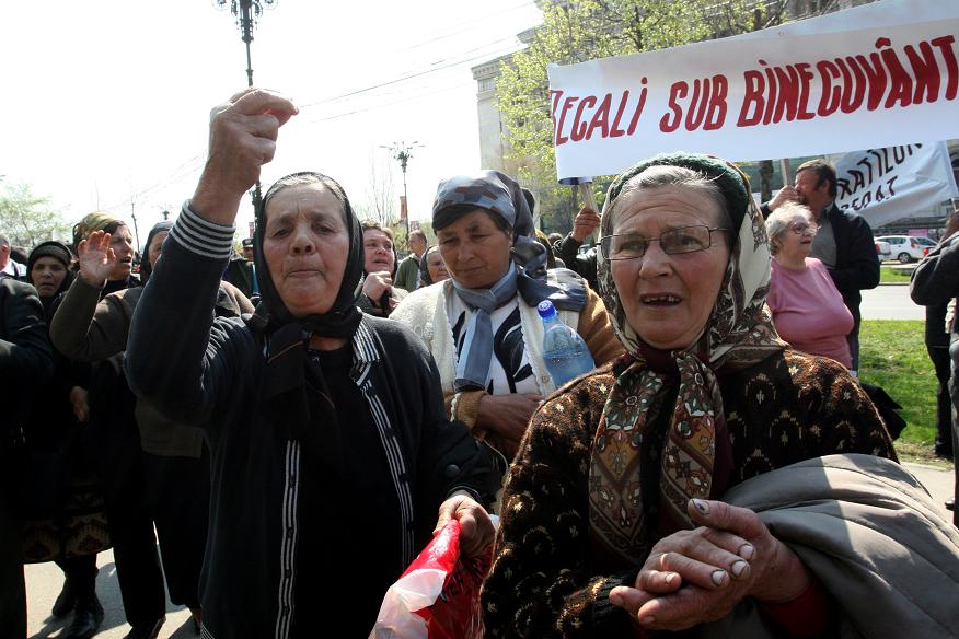 [Eliberati-l+pe+Gigi+Becali+satenii+din+Rast.jpg]