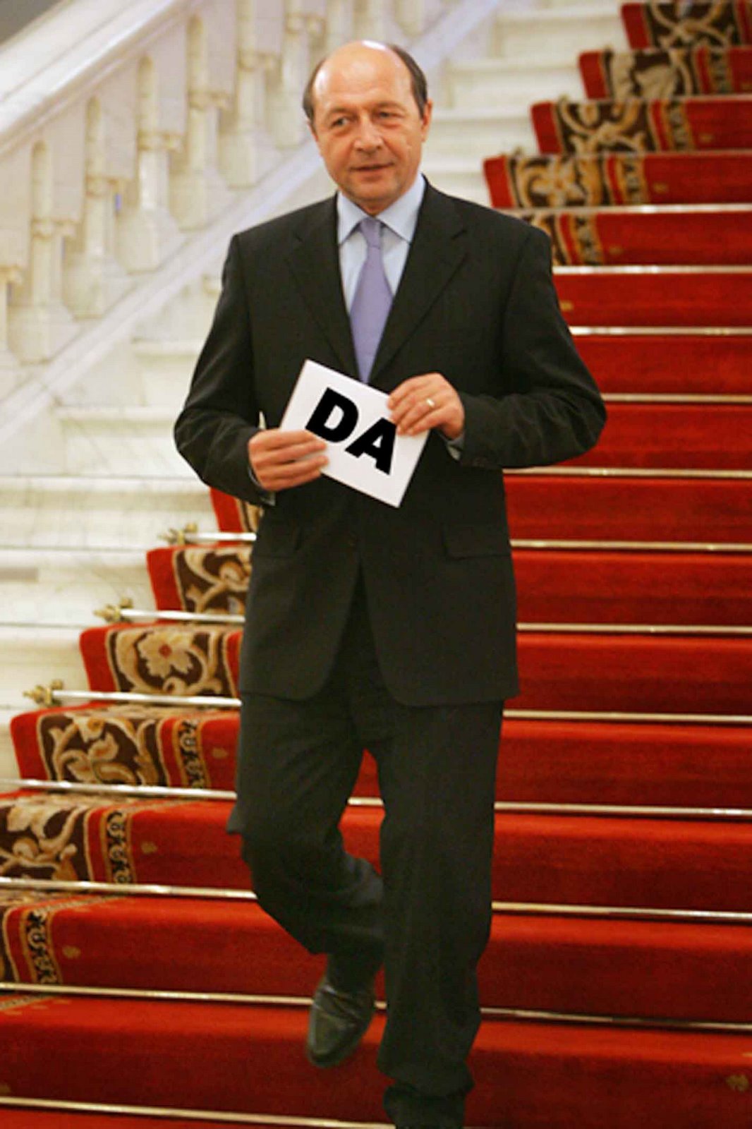 [Basescu+spune+DA+pentru+simplificarea+cetateniei.jpg]