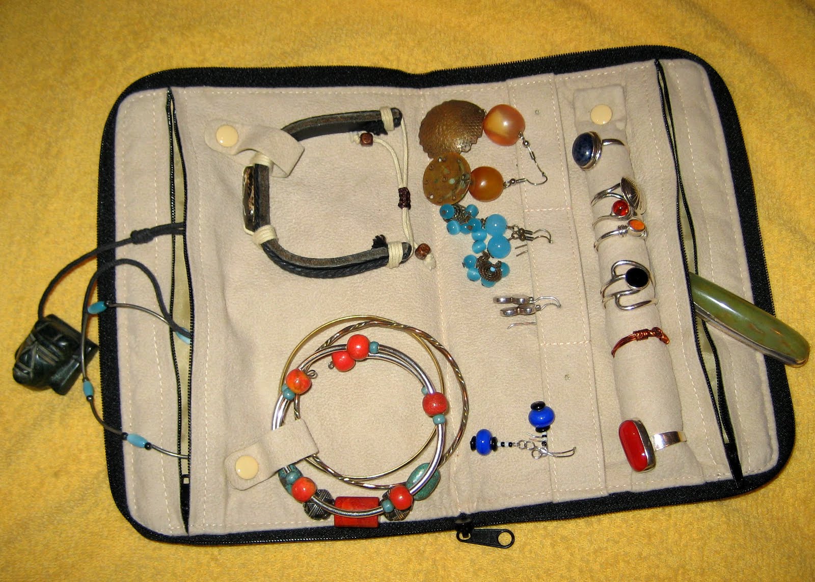 Living Rootless Carrying jewelry