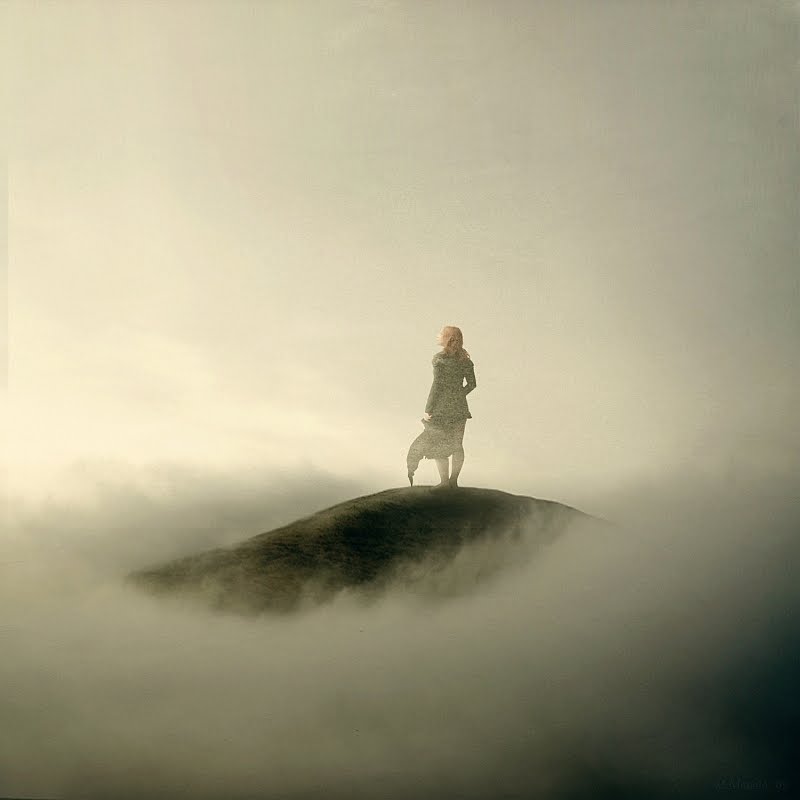 Пропасть в никуда. Человек в тумане. Одинокий человек в тумане. Одинокий человек на обрыве. Одинокая девушка в тумане.