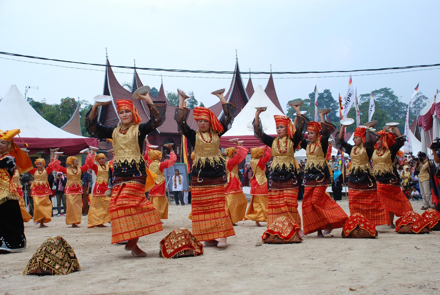 NUANCE MINANGKABAU: TARI PIRING (plate dance)