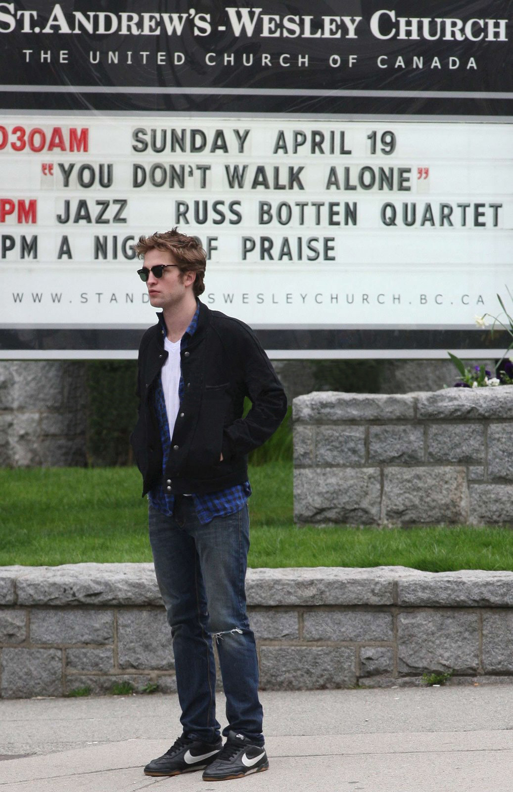 [Robert+Pattinson+Vancouver+20Apr09+8.jpg]