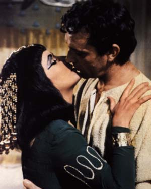 [lizt_burton_cleopatra_kiss.jpg]