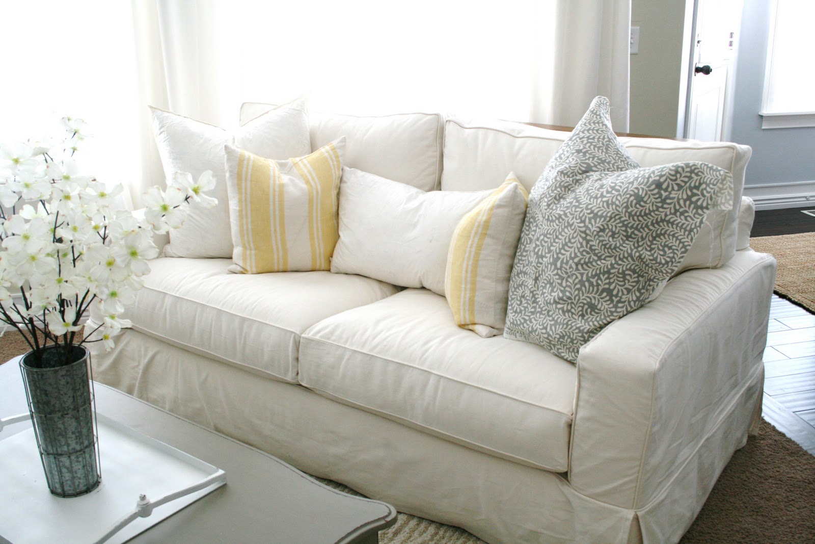 Фото дивана с подушками. Диван с мягкими подушками. Подушка для дивана. Белый диван с подушками. Декоративные подушки на диван в интерьере.