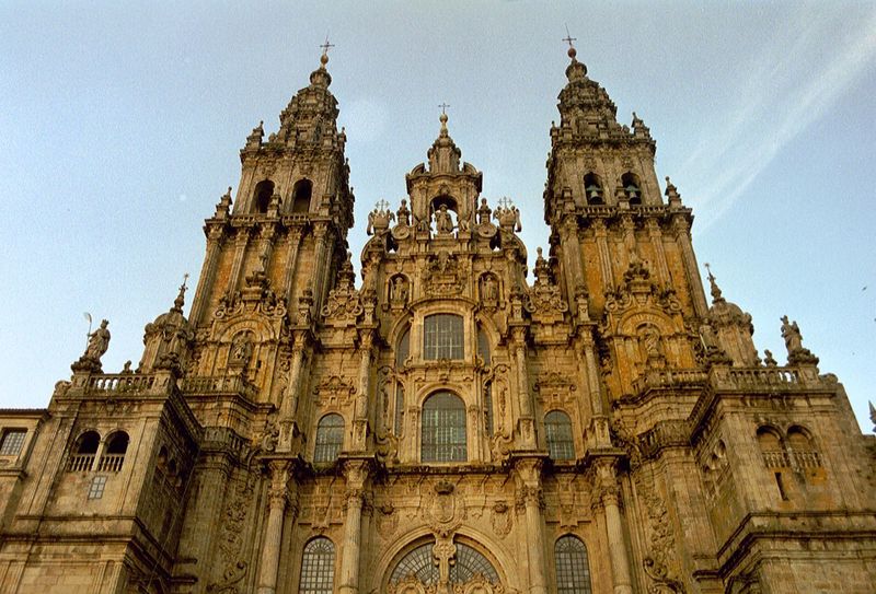 [800px-Cathedral_Santiago_de_Compostela.jpg]