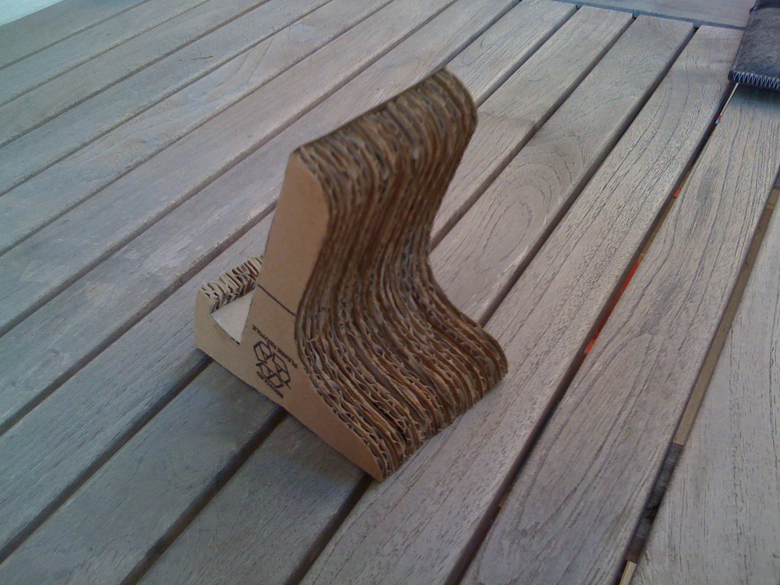 2spinout CARDBOARD IPHONE STAND