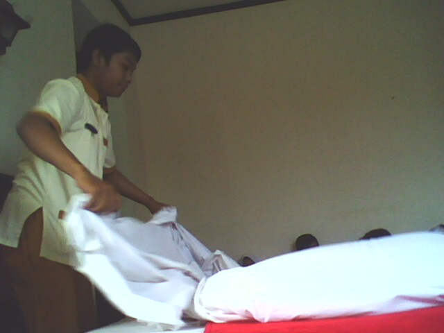 Lagi Menata Kamar Tamu