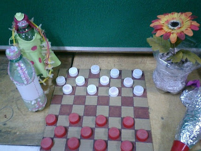 DIVERSOS, um (1) tabuleiro para dama e xadrez, confecci