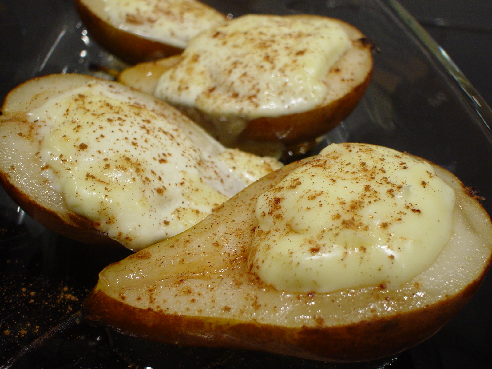 Запеченная груша с сыром. Груши запеченные в духовке с корицей. Груша пп в духовке. Груши запеченные с рикоттой. Груша с рикоттой и медом.