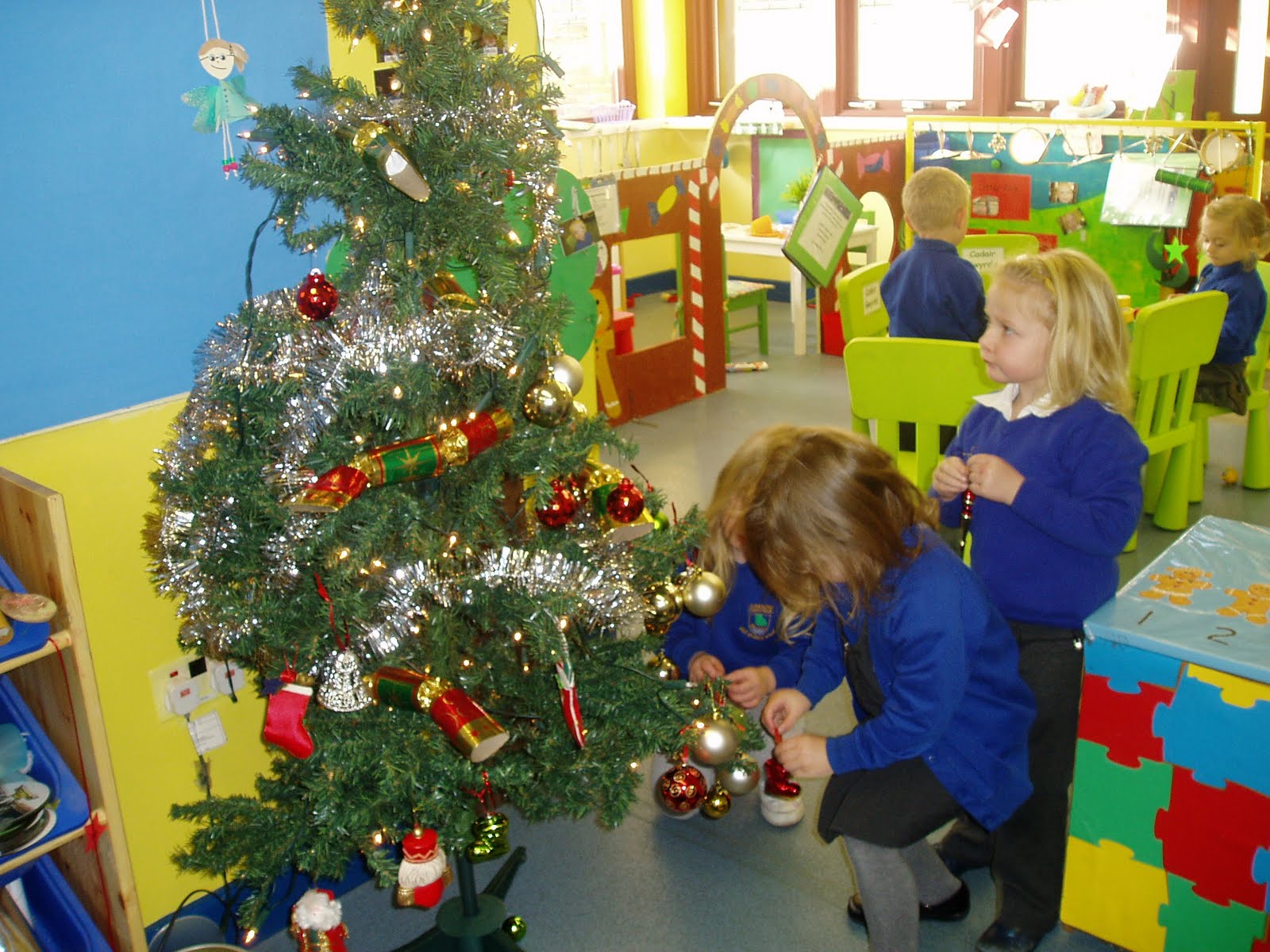 Gelli Primary School Nursery News Decorating our class Christmas tree