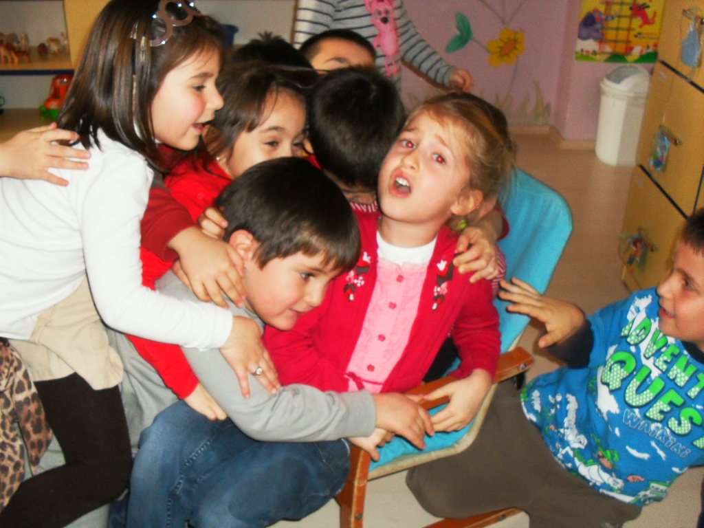 gülen yüzler SANDALYE KAPMACA OYUNUMUZA GÜLTEN ÖĞRETMENDE KATILDI