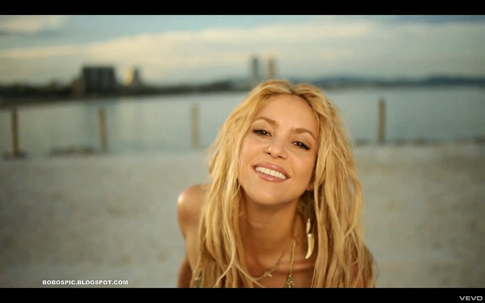 Music Video Pics: Shakira - Loca (Spanish Version) ft. El Cata video pictures1600 x 1000