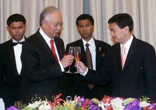 647717najib_cheers.jpg