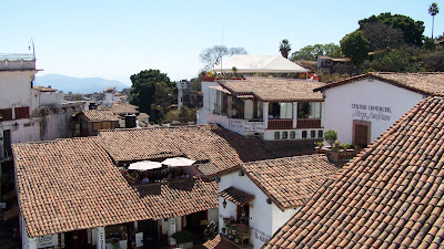Un lugar de expresión para el café de la tarde: Casas blancas, techos rojos