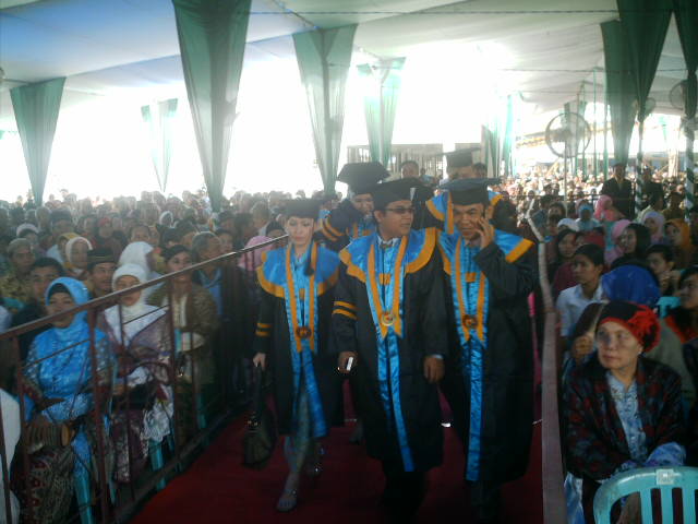 [wisuda+(1).JPG]