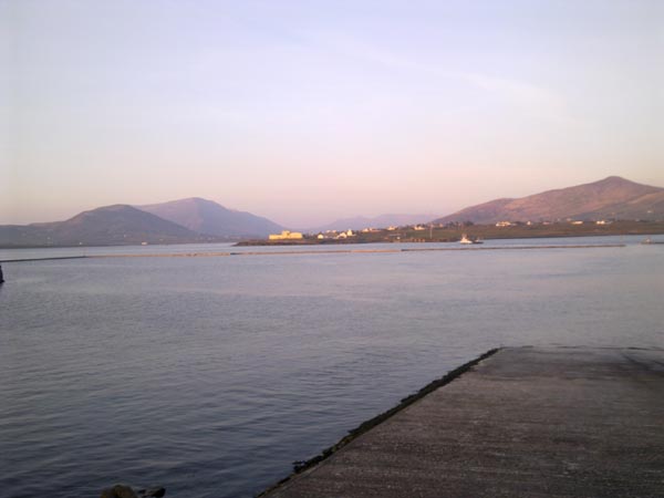 Vue de Knightstown. Le Fertha River qui monte la vallee vers le Marina de Cahersiveen