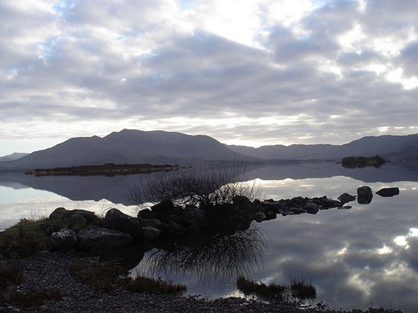 De "lough Currane" mat all sengen Bierger ronderem. Ee Fescherparadies fir Saumon an Mierforell