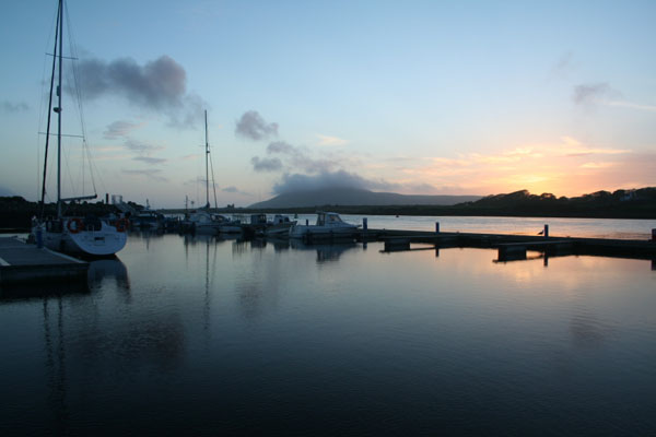 Den Ponton vum Marina bei Sonnenennergang (eng fantastesch Plaatz)