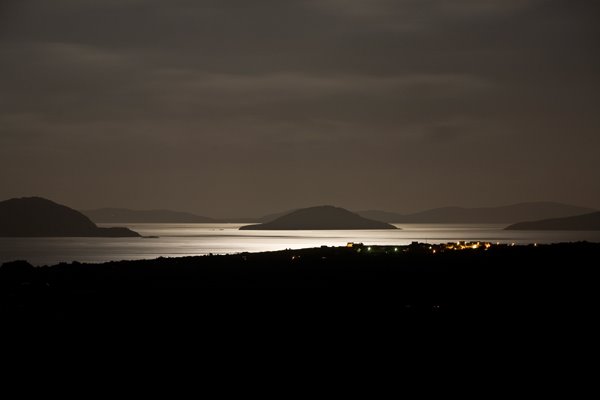 Ballinskellig bei Nuecht. Et ass net dat chinesescht Mier aus dem James Bond