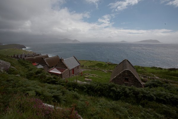 Eng fantastesch Vue vun deem Artistenrepli zu Ballinskellig (Cill Rialaig)